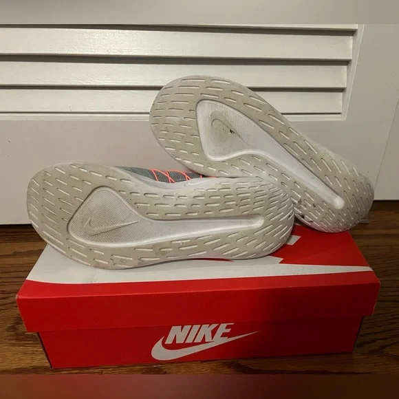 Womens grey and white Nike VTR sneakers - Picture 6 of 6